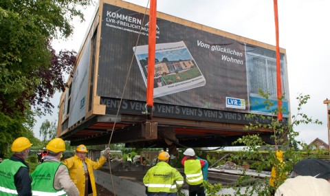 Das Haus schwebt. Foto: LVR-Freilichtmuseum Kommern, Hans-Theo Gerhards