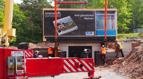 Das Quellehaus wird im Freilichtmuseum abgesetzt. Foto: LVR-Freilichtmuseum Kommern, Andrea Nowotny