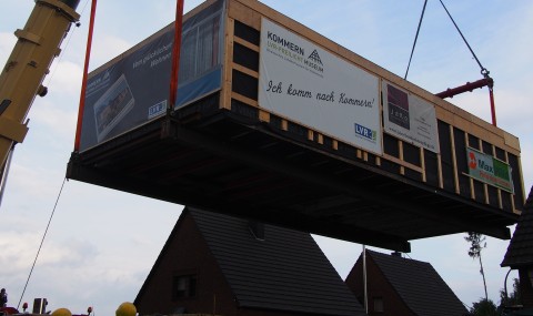 Das Haus fliegt über die Dächer von Stommelerbusch. Foto: LVR-Freilichtmuseum Kommern, Andrea Nowotny