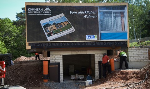 Das Quellehaus wird im Freilichtmuseum abgesetzt. FOto: LVR-Freilichtmuseum Kommern, Hans-Theo Gerhards