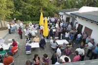 Blick von oben auf Menschen in der Gartenwirtschaft