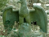 Kriegerdenkmal in Form eines Adlers mit ausgebreiteten Flügeln